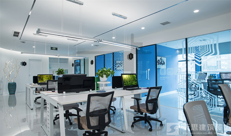 <a href=http://m.qclox.cn/ target=_blank class=infotextkey>合肥辦公室裝修</a>中如何將室內(nèi)綠化巧妙的用到裝修中